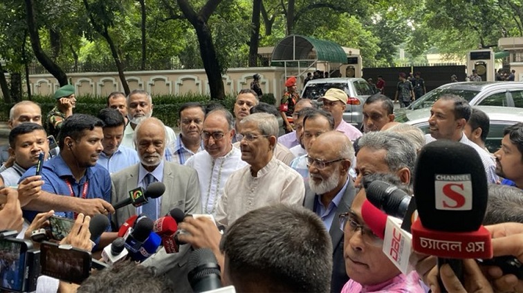 রাজনৈতিক দলগুলোর সঙ্গে প্রধান উপদেষ্টার আলোচনা শুরু